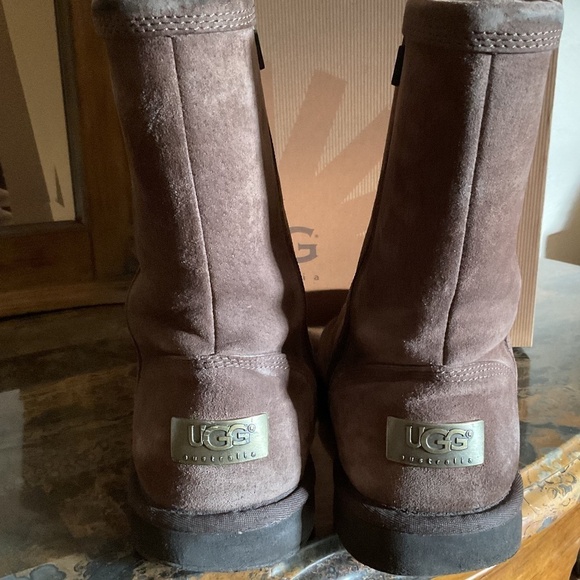 UGG Roslynn Excellent condition with Zipper and Logo Size 8